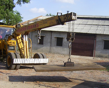 21101.07 - 3000 kg magnetic lifter used to unload a 6300x1500x70 mm plate from a truck using mobile crane